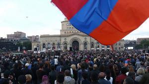 b-300x169 Ermenistan’daki Siyasal Değişim: Renkli Devrim Mi, Zorunlu İstikamet Mi? b-300x169 Ermenistan’daki Siyasal Değişim: Renkli Devrim Mi, Zorunlu İstikamet Mi?