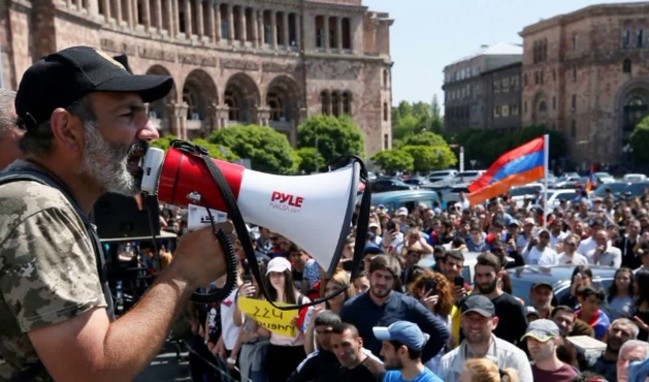Ermenistan’daki Siyasal Değişim: Renkli Devrim Mi, Zorunlu İstikamet Mi?